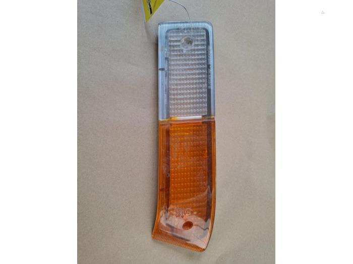 Knipperlichtglas links van een Alfa Romeo Alfetta