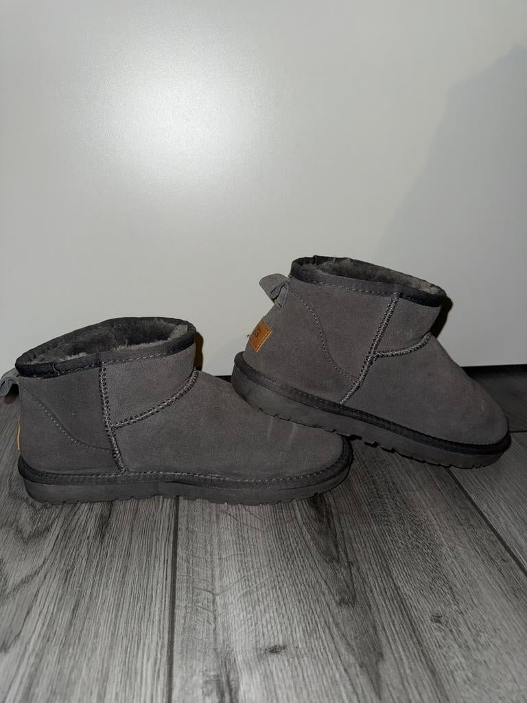 grey uggs mid, Kleding | Dames, Schoenen, Zwart, Lage of Enkellaarzen, Ophalen of Verzenden, Zo goed als nieuw