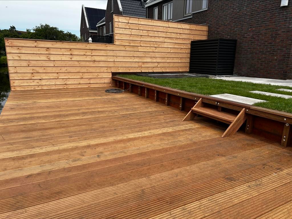 Hout/beton schuttingen, sierbestratingen beschoeiing veranda, Tuinontwerp