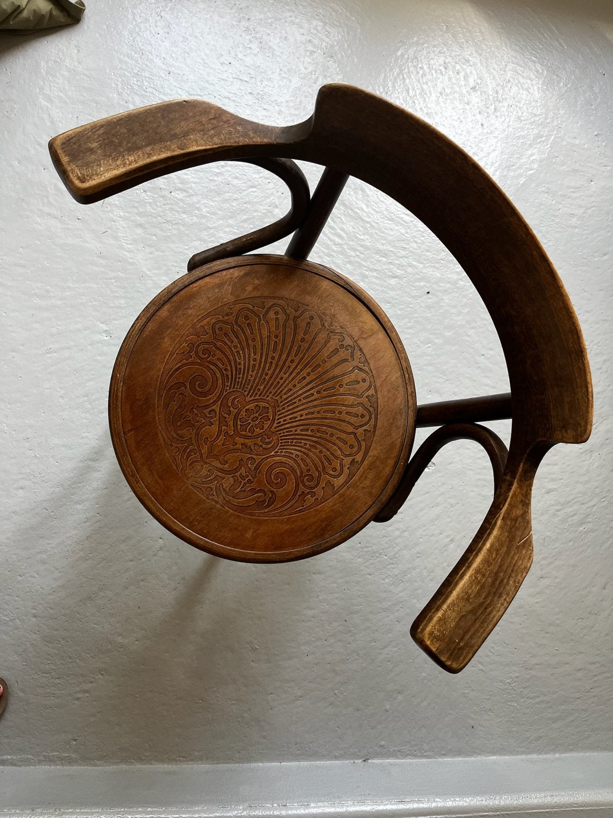 Antieke Thonet-stijl bentwood armstoel met ingedrukt patroon, Antiek en Kunst, Ophalen