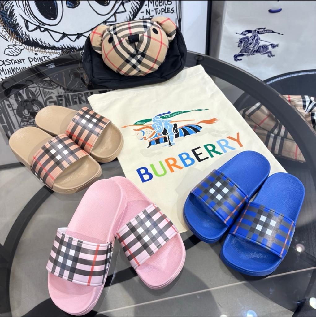 Burberry slippers kinderen - kinderschoenen, Ophalen of Verzenden, Nieuw, Jongen of Meisje, Overige typen