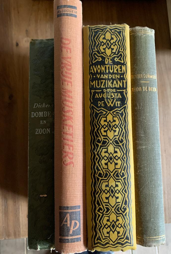 Diverse oude boeken: Dickens, De Wit, Van Loggem, Curwood, Ophalen of Verzenden