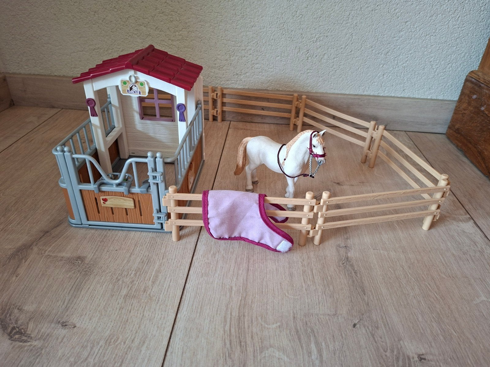 Schleich paardenbox wit paard, Ophalen of Verzenden, Zo goed als nieuw