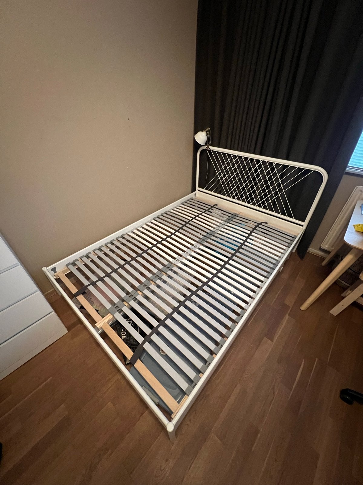 IKEA bedframe met lattenbodem (140x200 cm), Huis en Inrichting, Slaapkamer | Bedden, Ophalen, Gebruikt, Wit, Tweepersoons