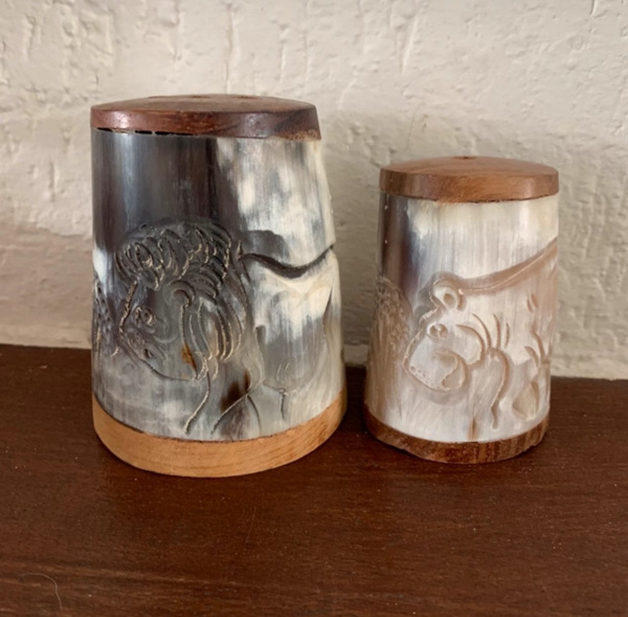Vintage zout en peper set uitgesneden hoorn met hout, Verzamelen, Retro, Ophalen of Verzenden, Huis en Inrichting