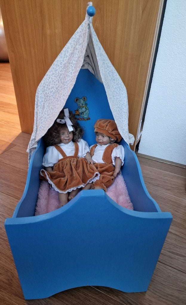 Houten poppenwieg met 2 poppen, Ophalen of Verzenden, Zo goed als nieuw, Overige typen