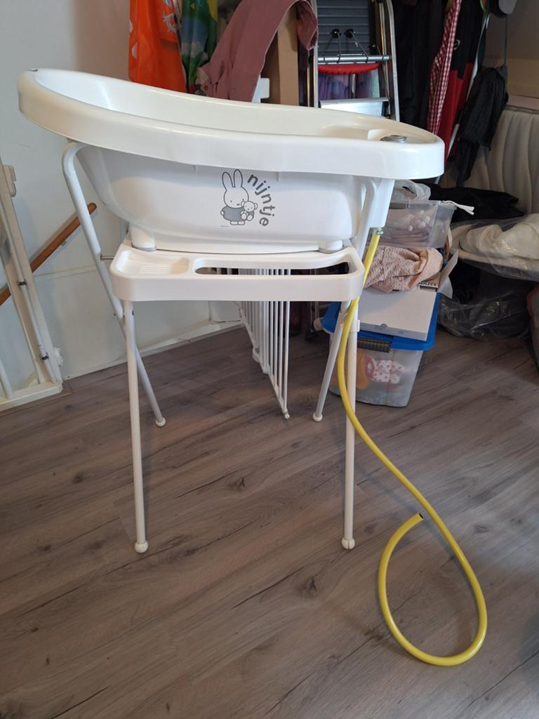 Nijntje Babybadje met standaard en afvoerslang, Kinderen en Baby's, Badjes en Verzorging, Gebruikt, Nijntje, Ophalen of Verzenden