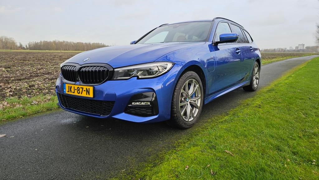 BMW 3-Serie 330e M-Sport | Pano | Laser | 360 | Trekhaak, 1998 cc, Achterwielaandrijving, Parkeerassistent, 4 cilinders