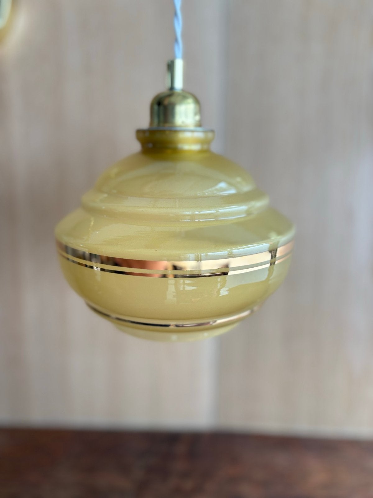 Vintage glazen lampenkapjes met gouden band, Gebruikt, Geel, Ophalen of Verzenden, Glas