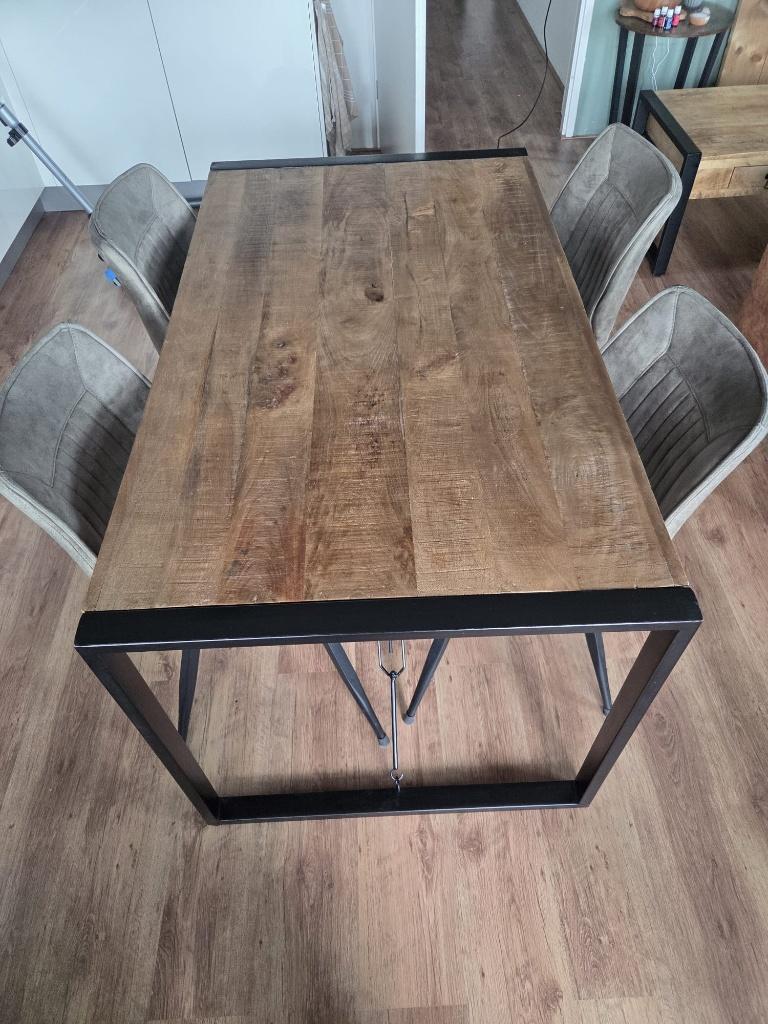 Eetset: Tafel + 4 stoelen - Industrieel, Ophalen, 100 tot 150 cm, 50 tot 100 cm, Zo goed als nieuw