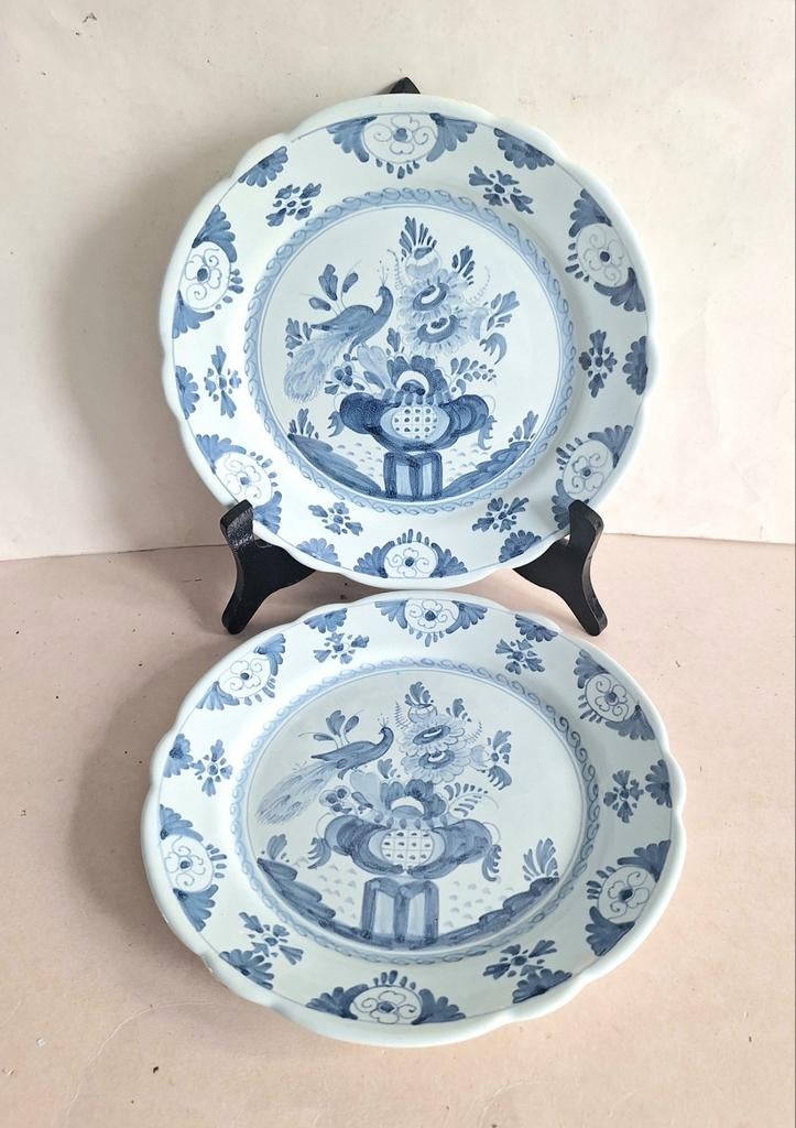 Pottery Oud Delft Nijmegen 2 antieke aardewerk pauw borden., Ophalen of Verzenden