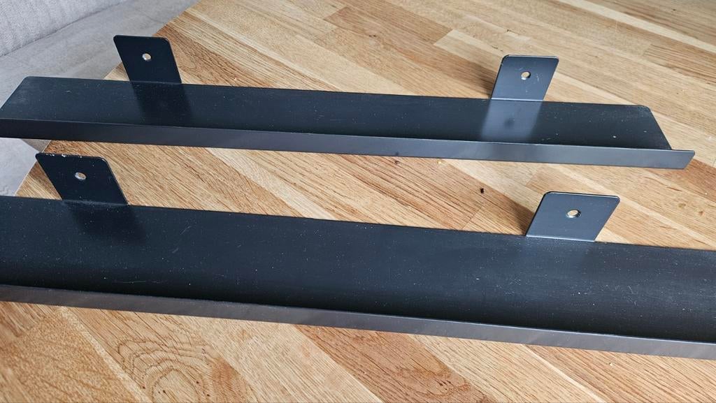 Twee zwart stalen wandplanken, Ophalen, Gebruikt