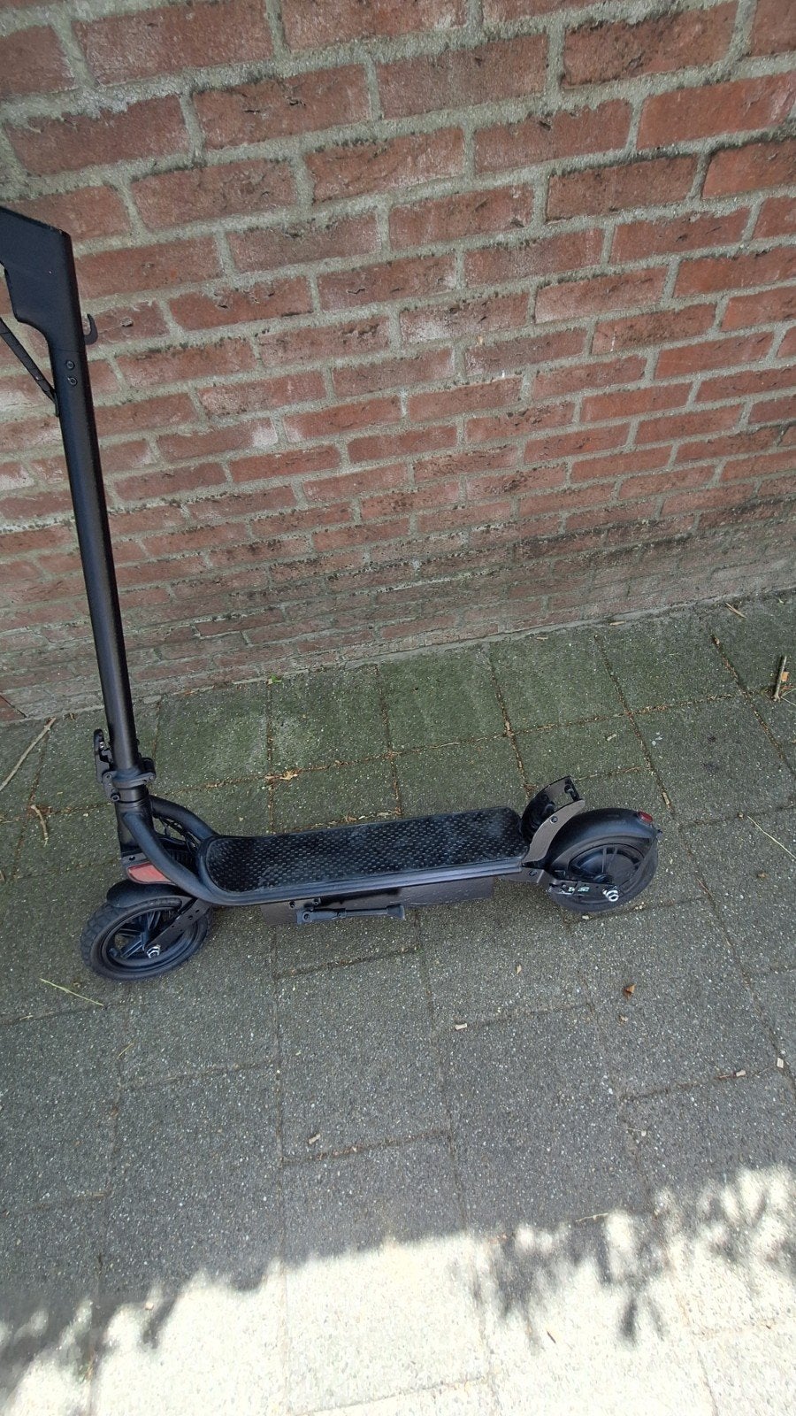 Elektrische step met zwarte spuitbus bewerkt, Ophalen of Verzenden, Gebruikt, Elektrische step (E-scooter)