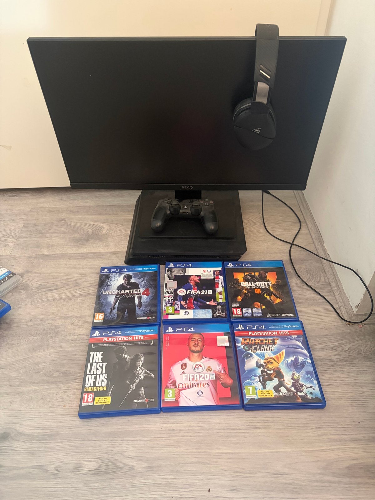 PS4 bundel: console, monitor, controller, headset en 6 games, Avontuur en Actie, Gebruikt, Vanaf 18 jaar, 1 speler