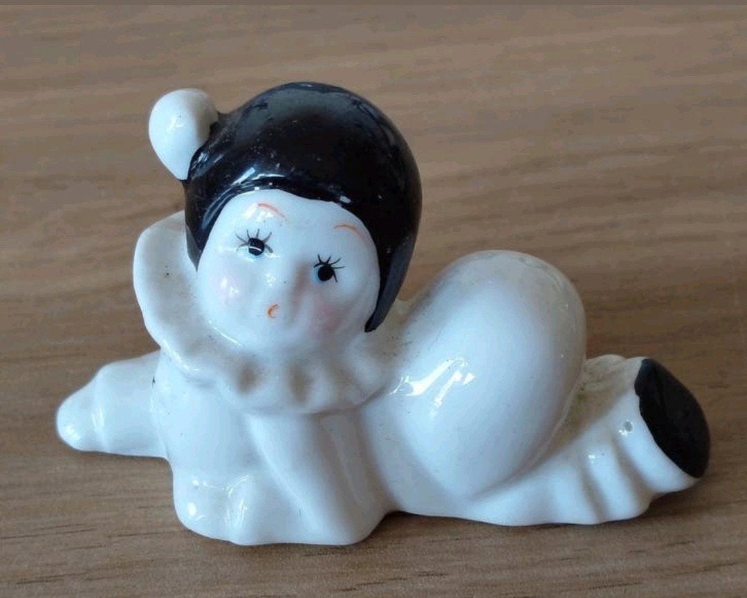 Vintage porseleinen beeldje van een baby/clown-Pierrot, Verzenden, Gebruikt, Mens