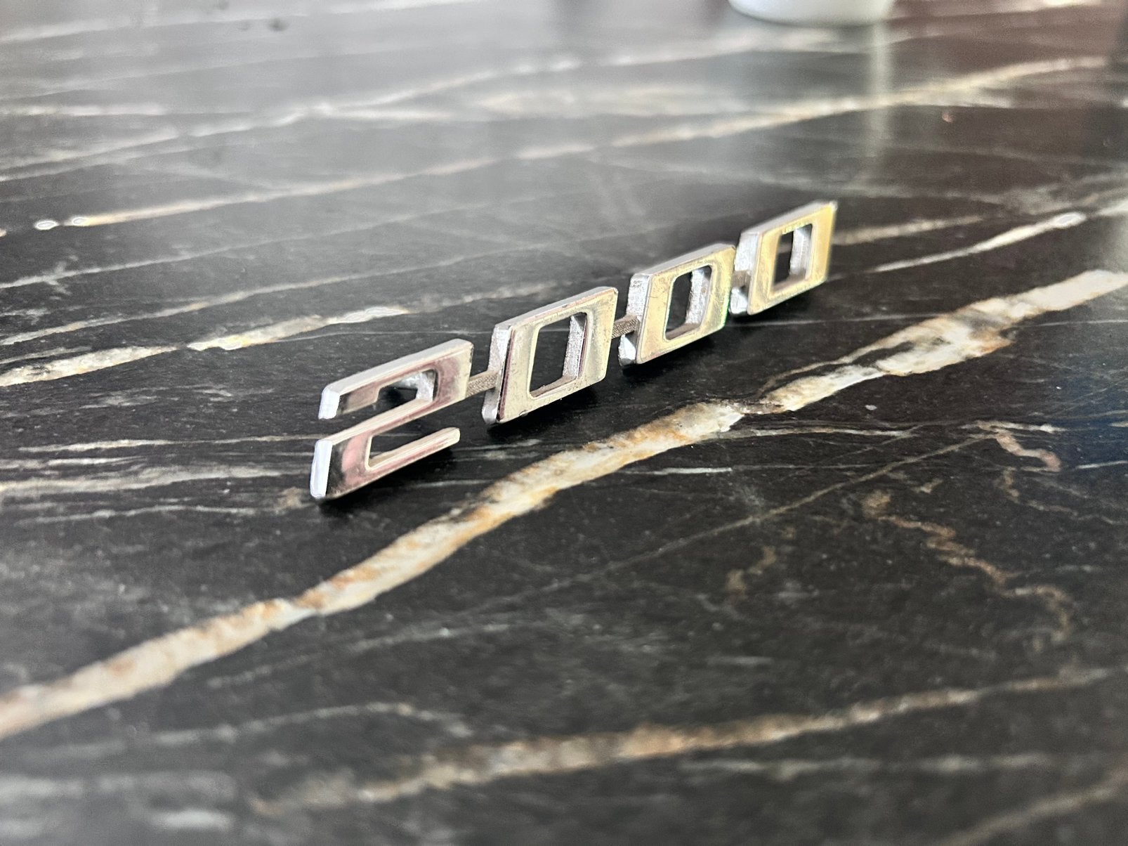 Alfa Romeo 105 “2000” badge Spider Berlina GTV, Auto-onderdelen, Ophalen of Verzenden, Voor, Alfa Romeo, Bumper