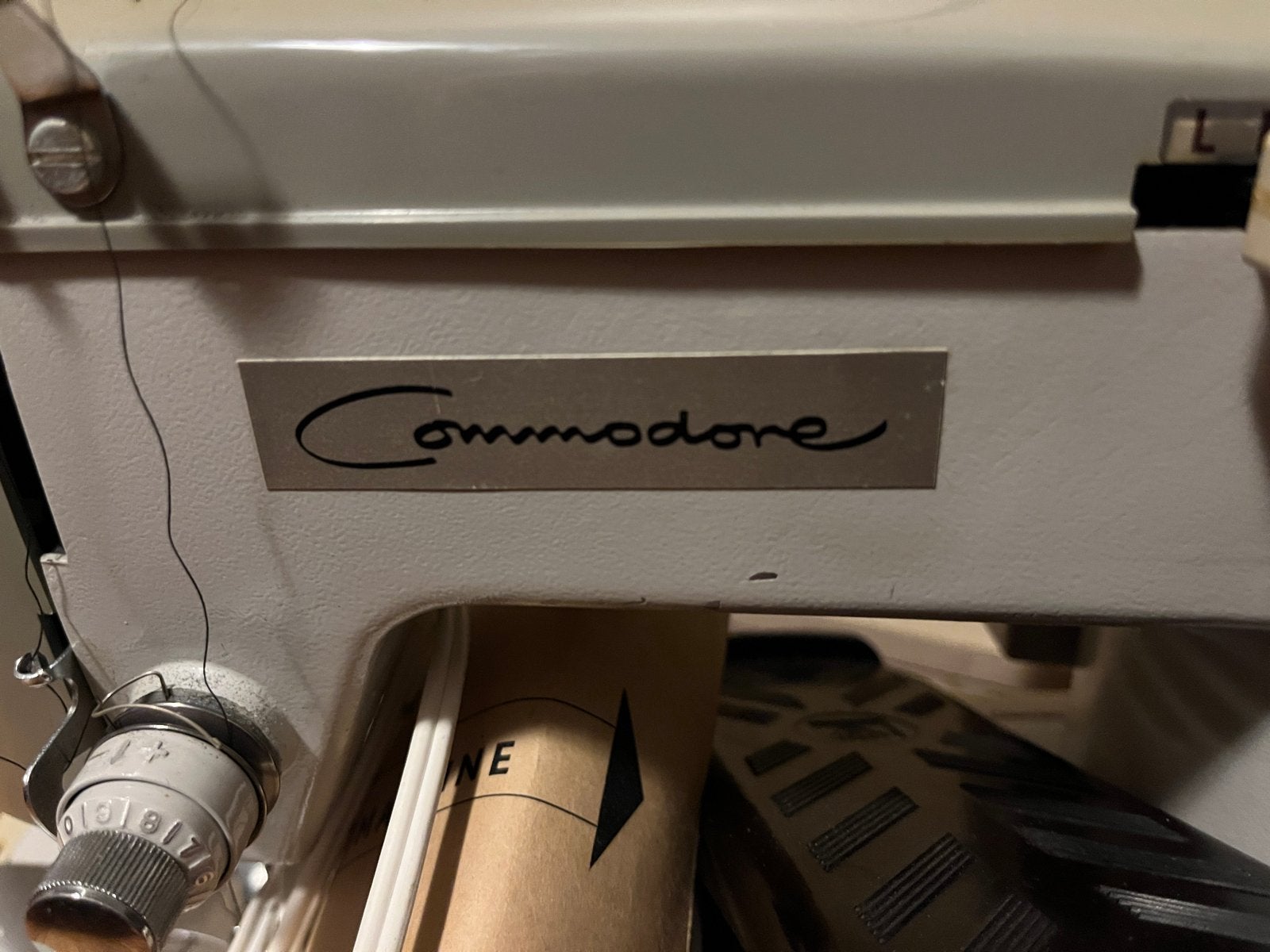 Vintage Commodore Naaimachine met accessoires, Ophalen, Gebruikt, Naaimachine, Overige merken
