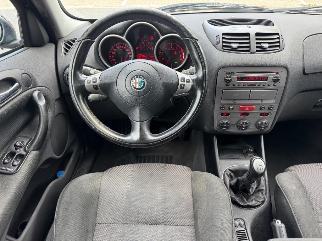 Alfa romeo 147 1.6 T.Spark Distinctive CLIMA 17 RIJDT GOED N, Voorwielaandrijving, Gebruikt, 4 cilinders, 400 kg