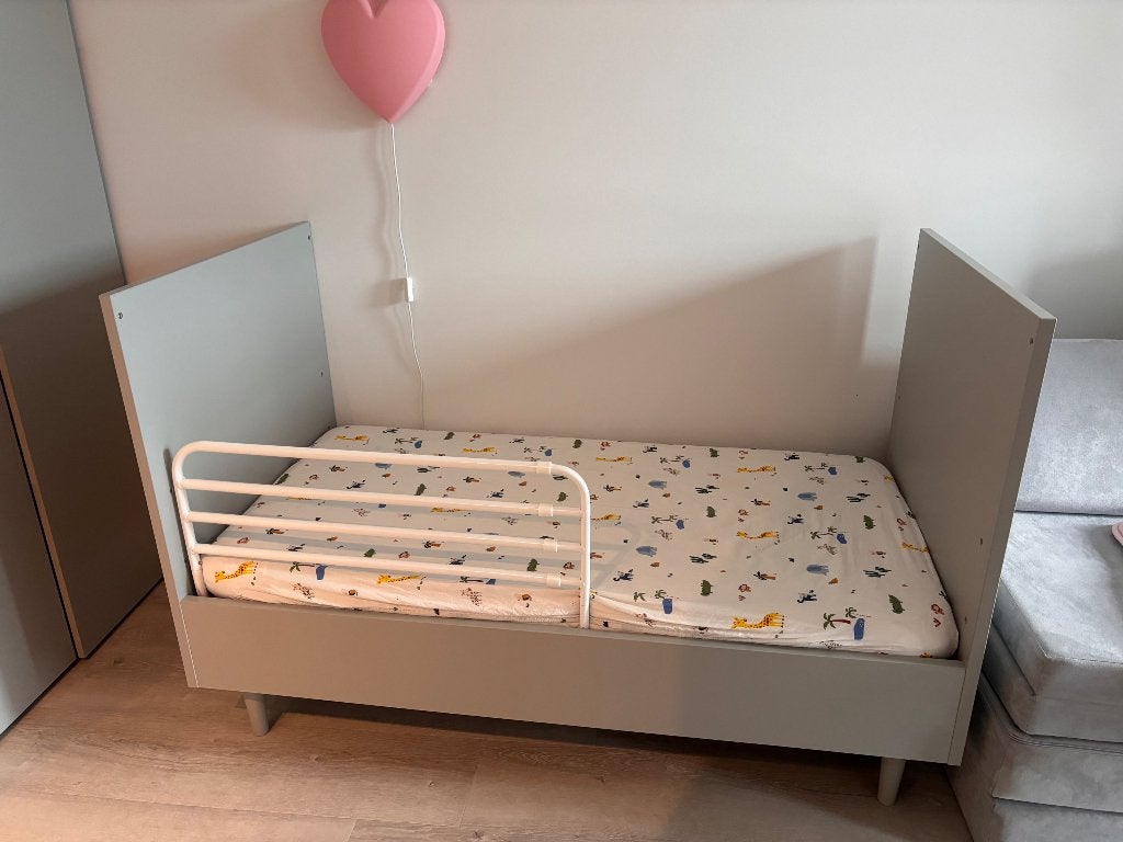 Ledikant en doorgroei bedje Petit Amelie, Ophalen, Zo goed als nieuw, Ledikant