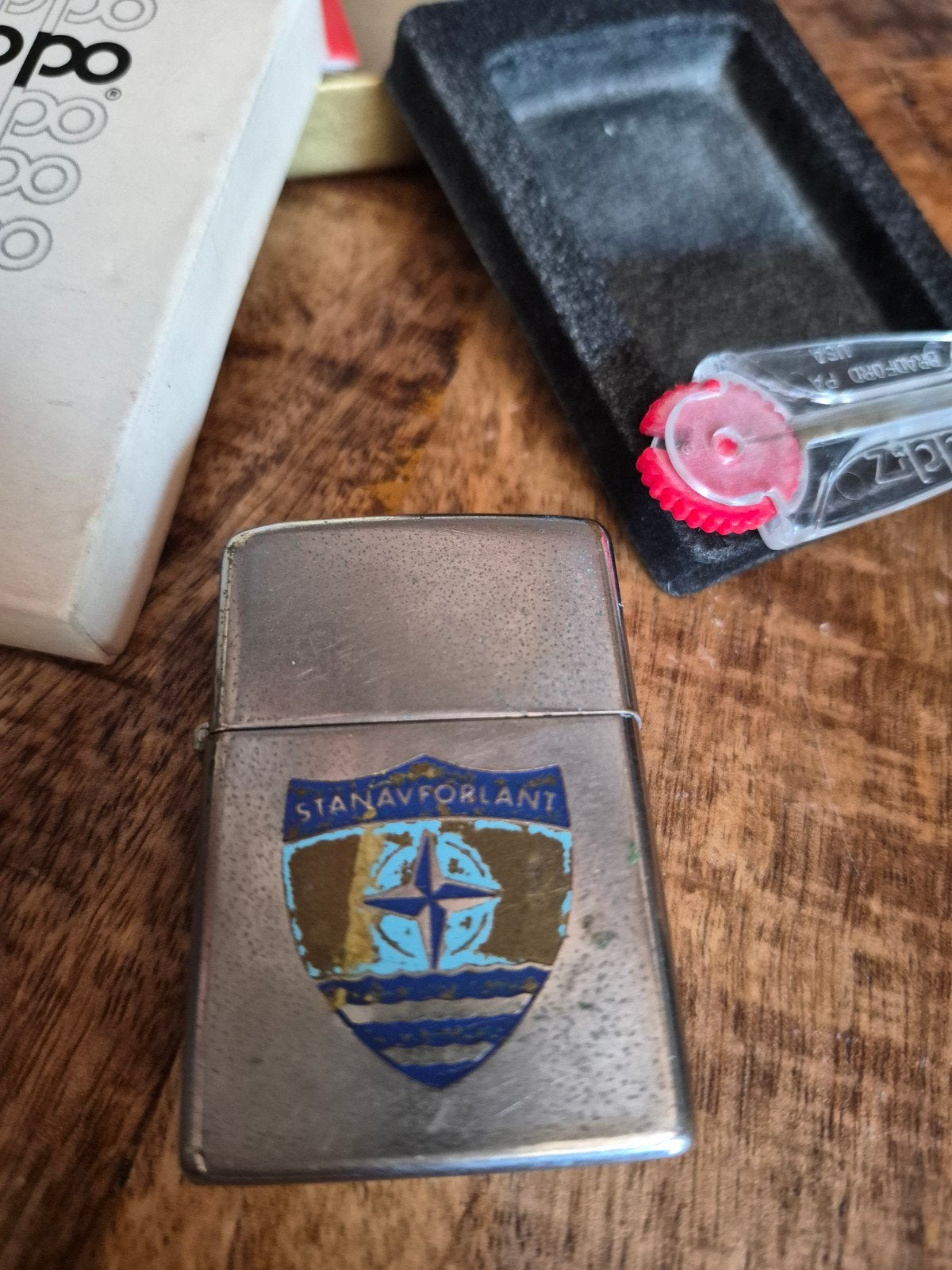 Vintage NAVO Zippo Set – STANAVFORLANT (Met Doosje & Steentj, Ophalen of Verzenden, Gebruikt, Aansteker