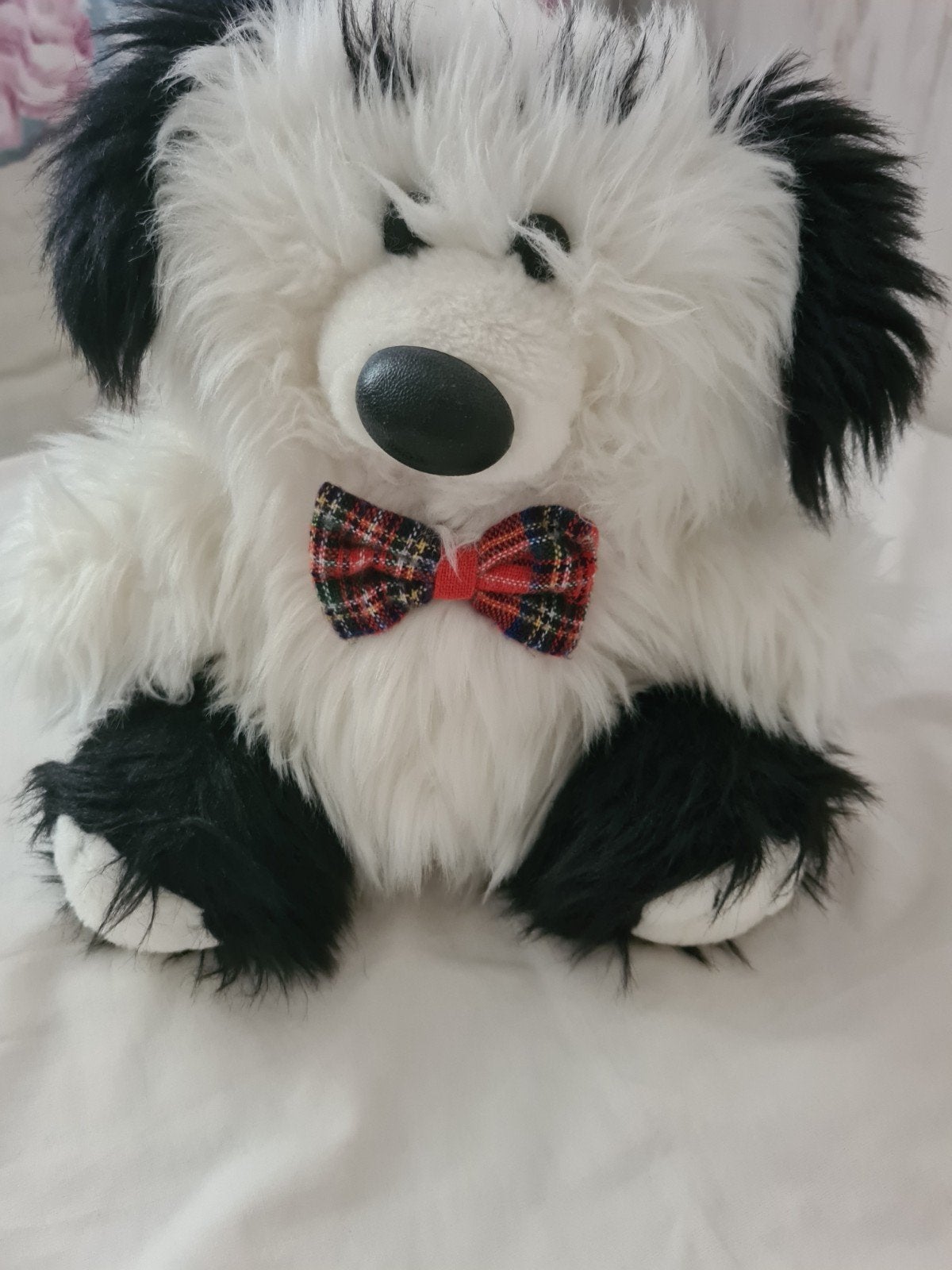 Schattige zwart-witte knuffelhond met strikje, Zwart, Zo goed als nieuw, Middelgroot (20 tot 80 cm), Met kleding of accessoire