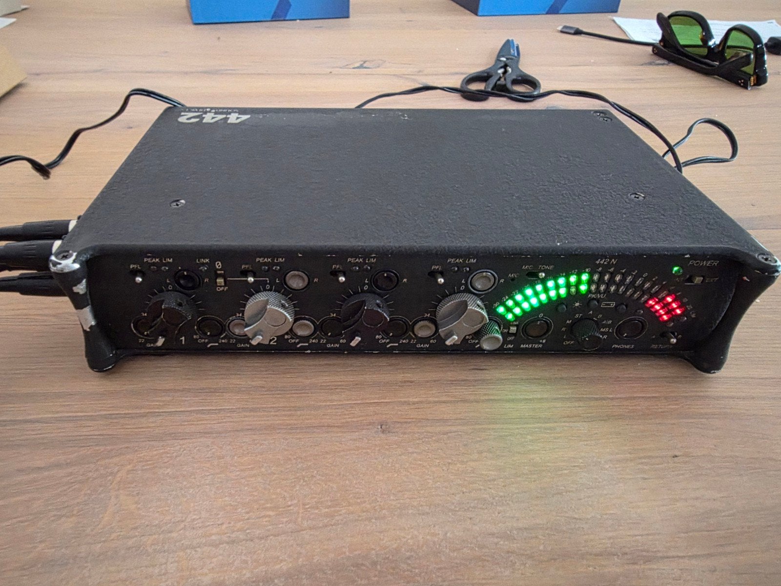 Sound Devices 442 Field Mixer met Adapter en Direct-out XLR, Ophalen of Verzenden, Gebruikt, Minder dan 5 kanalen, Microfooningang