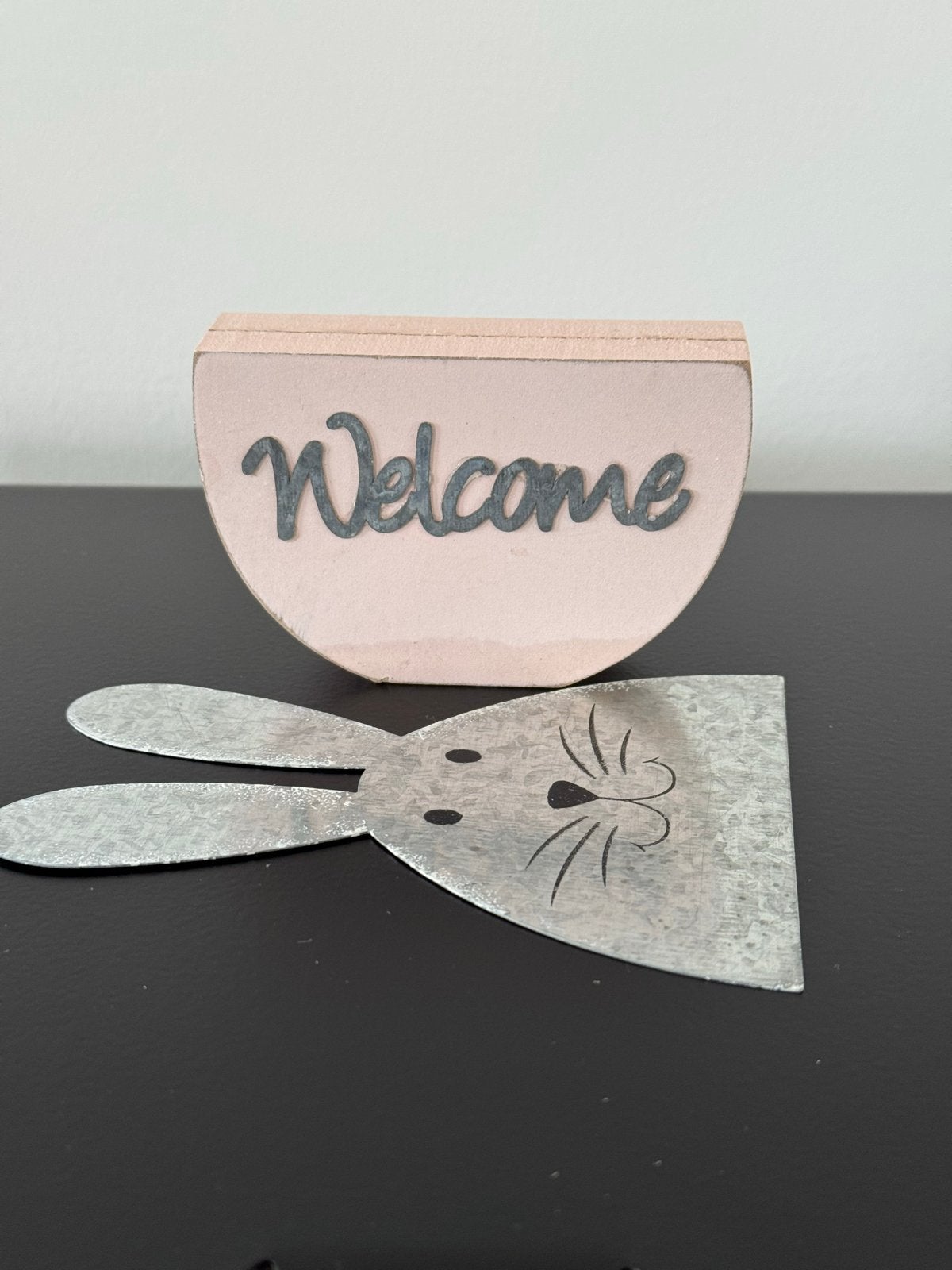 Decoratieve Paashaas 'Welcome' - Metaal & Hout, Huis en Inrichting, Woonaccessoires | Overige, Ophalen, Meerkleurig, Metaal, Landelijk