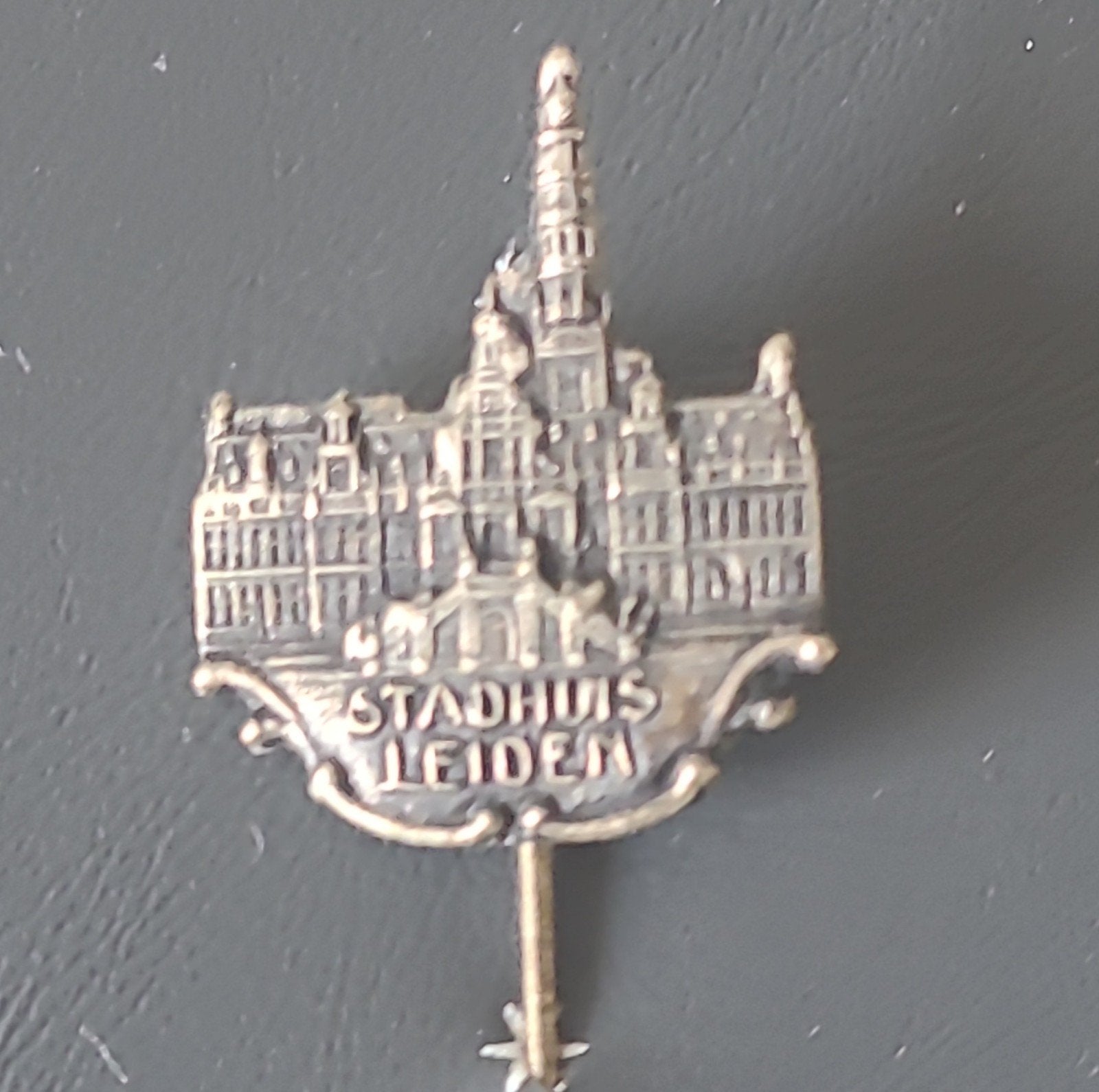 Vintage Speldje Stadhuis Leiden, Verzamelen, Speldjes, Pins en Buttons, Verzenden, Gebruikt, Stad of Land, Speldje of Pin