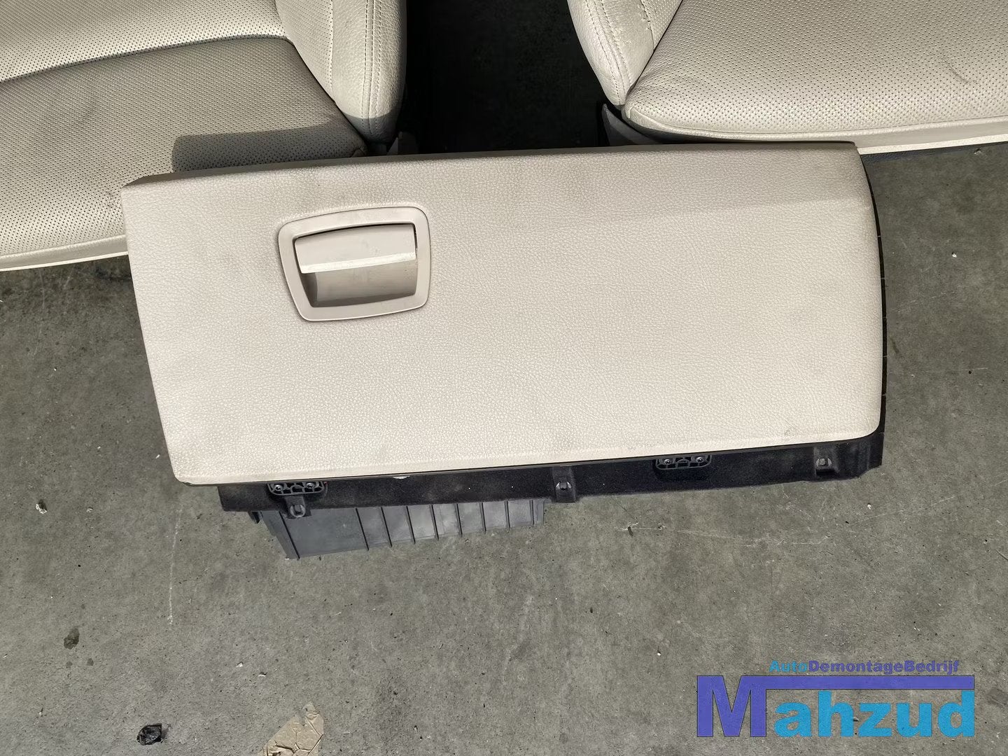 BMW 7 serie F01 dashboardkast handschoen kast beige, Petuelring 130
80788  Munich, DE, Gebruikt, Info@bmw.de, Ophalen of Verzenden