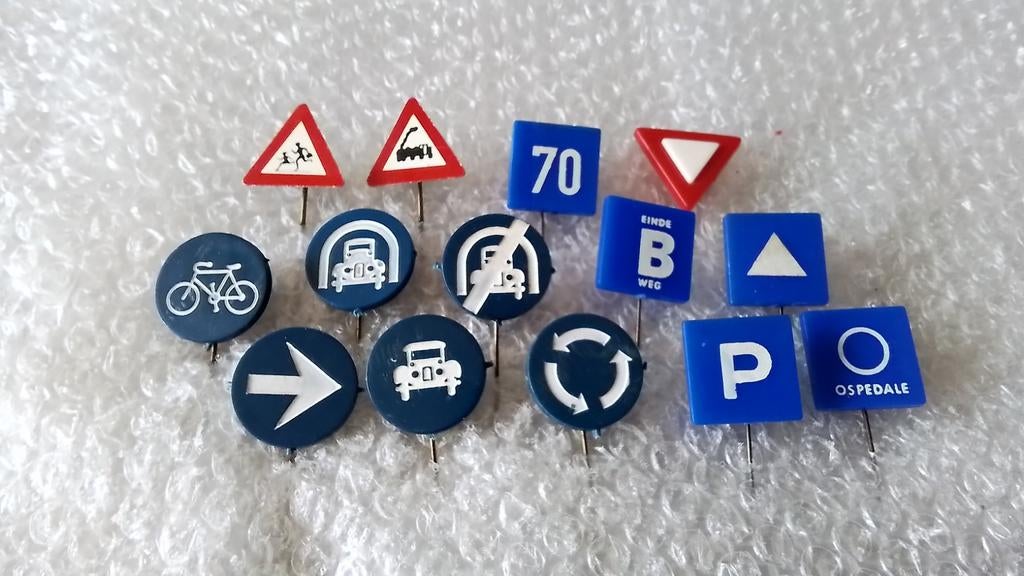 14 verschillende speldjes verkeersborden, Ophalen of Verzenden, Zo goed als nieuw, Overige onderwerpen