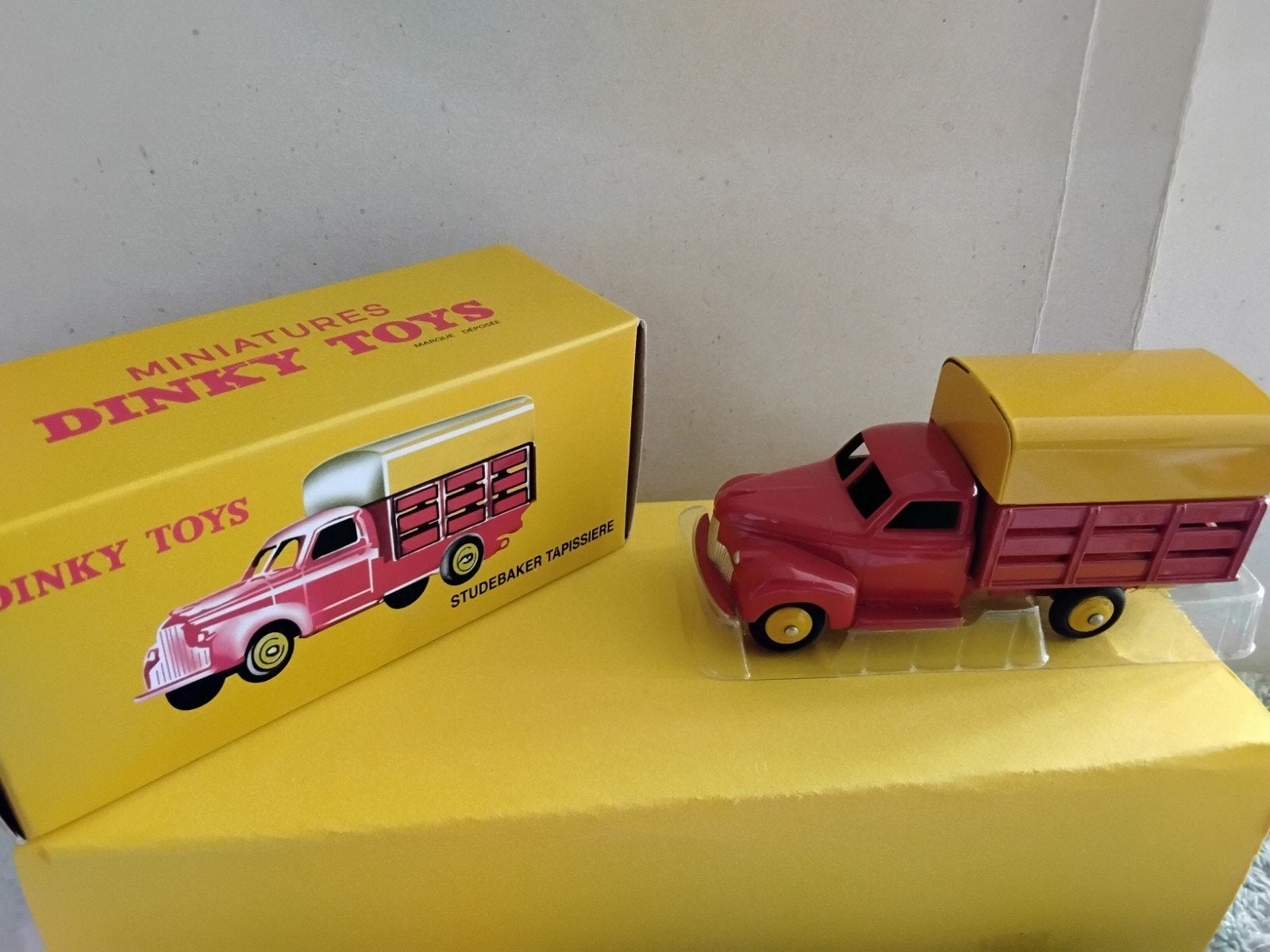 DINKY TOYS ATLAS  STUDEBAKER TAPISSIERE  NO  25 L, Hobby en Vrije tijd, Ophalen of Verzenden