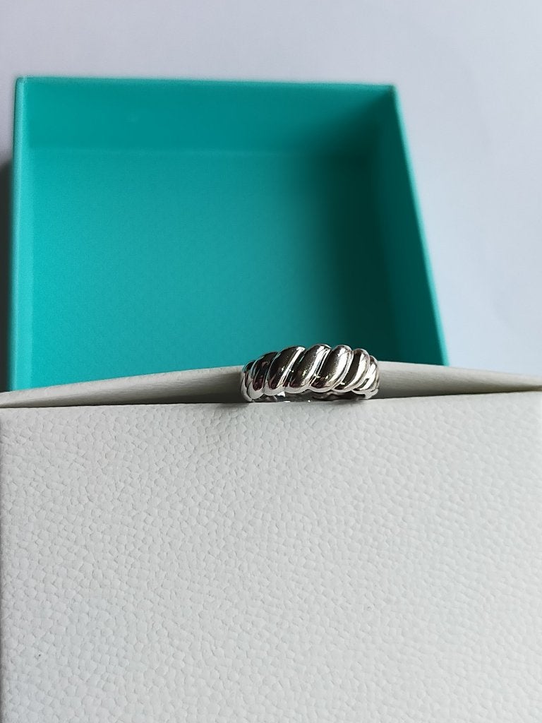 Prachtige en tijdloze witgouden ring te koop, Ophalen of Verzenden, Dame, Zilver, Goud