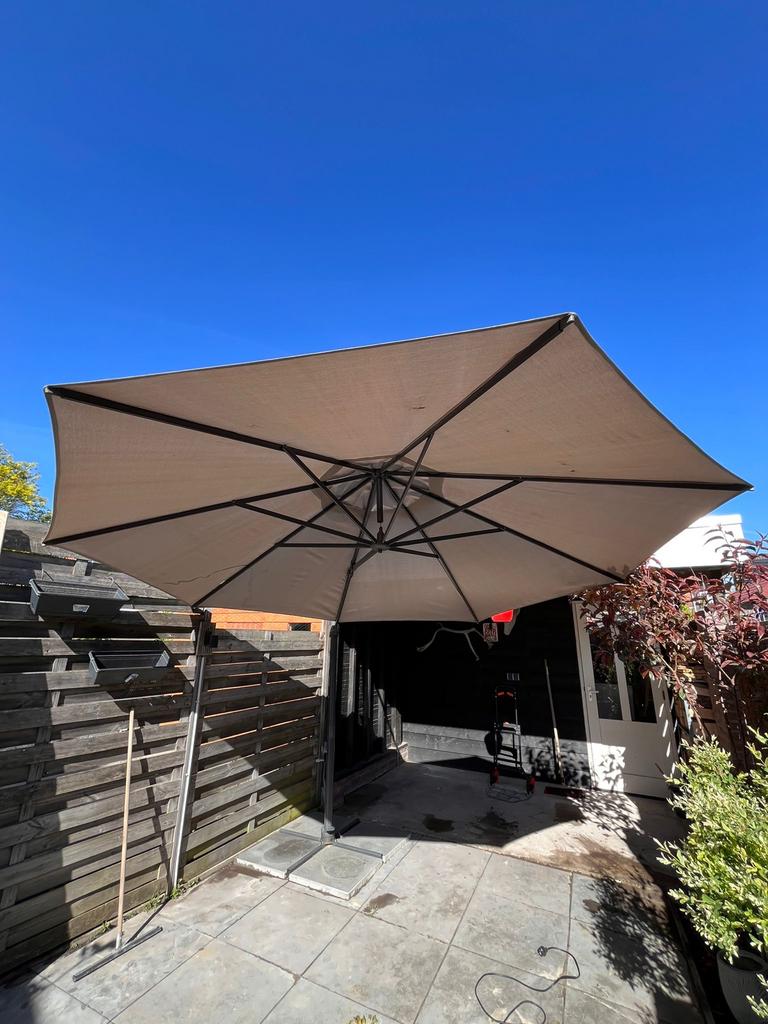 Grote zweefparasol - Prima werkend, met lichte roestplekjes, Tuin en Terras, Parasols, Gebruikt, Zweefparasol, 2 tot 3 meter, Kantelbaar