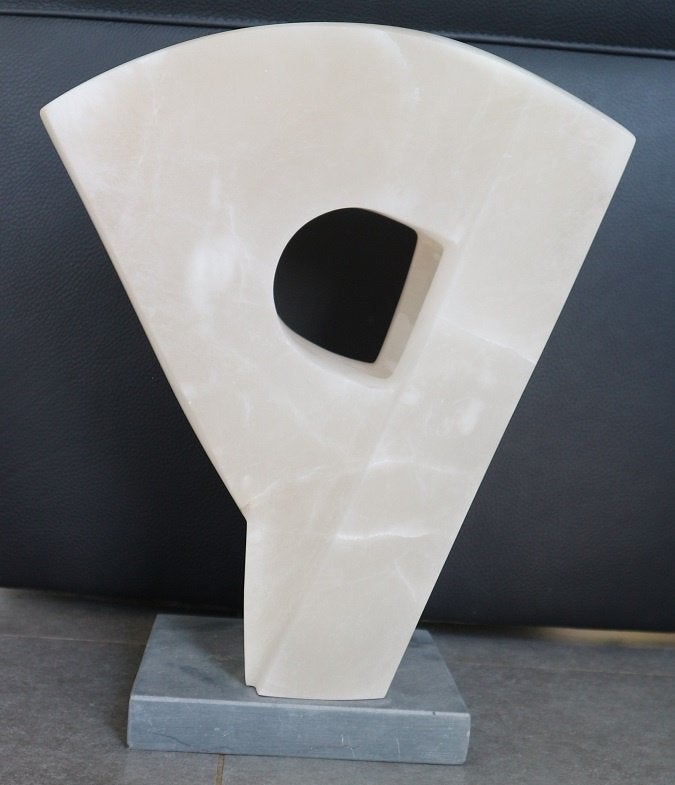 Lieven DEBRABANDERE, doorkijk in albast, Ophalen, Handgemaakt, 20 - 50 cm, Beeld
