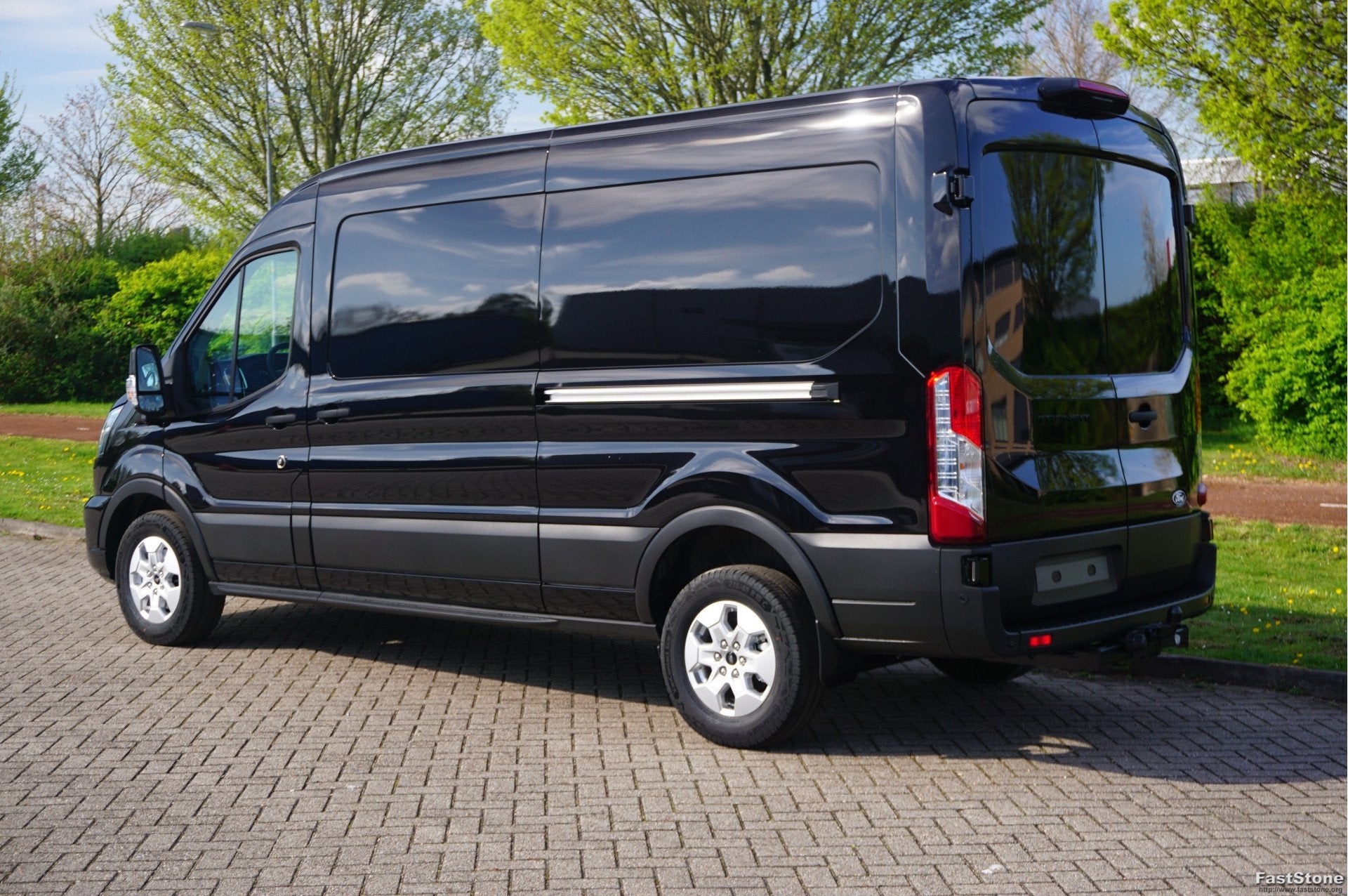 Ford Transit 350L L3H2 Limited AUT-8 165PK BPM VRIJ Navi, Ad, 4 cilinders, 2800 kg, Zwart, Bedrijf