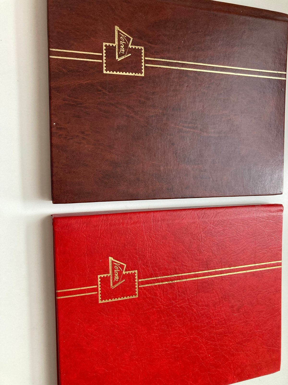 Verzameling postzegels in twee albums, Postzegels en Munten, Postzegels | Volle albums en Verzamelingen, Ophalen of Verzenden