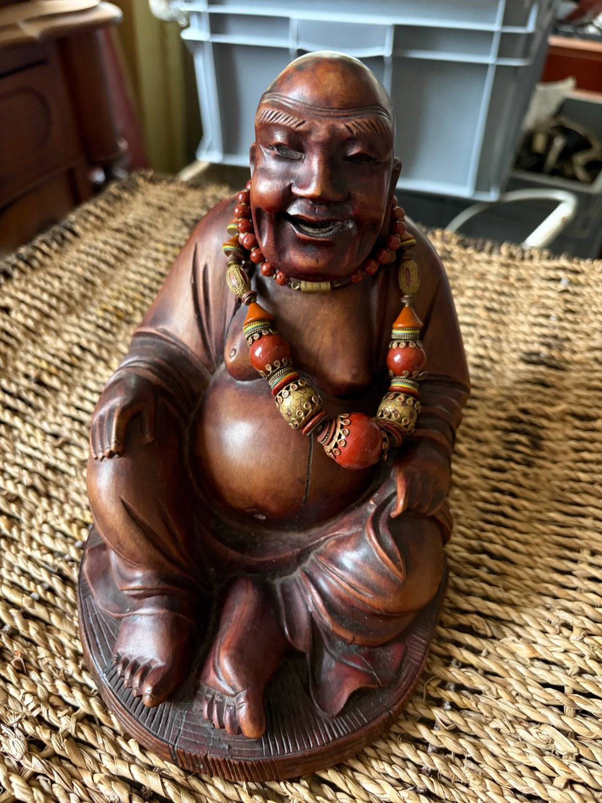 Houten Boeddha beeld met kralenketting, Antiek en Kunst, Kunst | Beelden en Houtsnijwerken, Ophalen of Verzenden, Handgemaakt