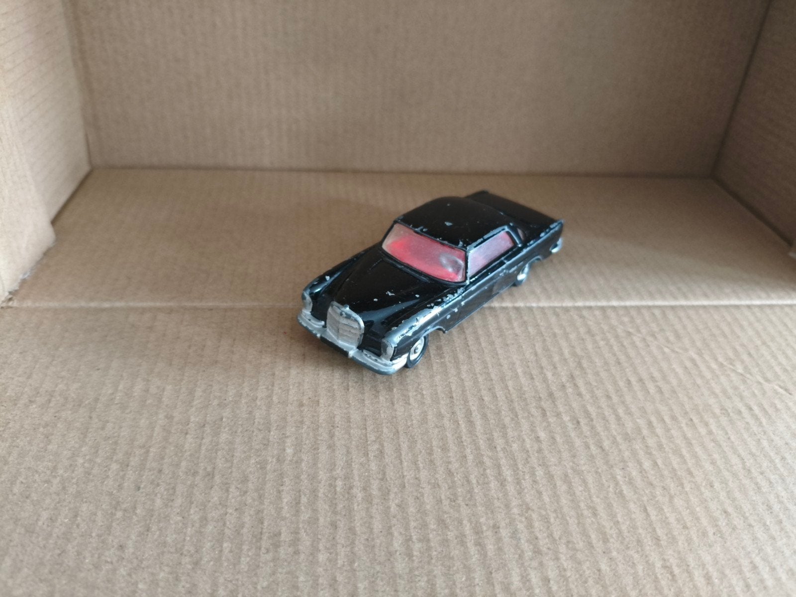 Corgi Toys Mercedes Benz 220 SE Coupe 1:43, Hobby en Vrije tijd, Modelauto's | 1:43, Ophalen of Verzenden, Gebruikt, Auto, Corgi