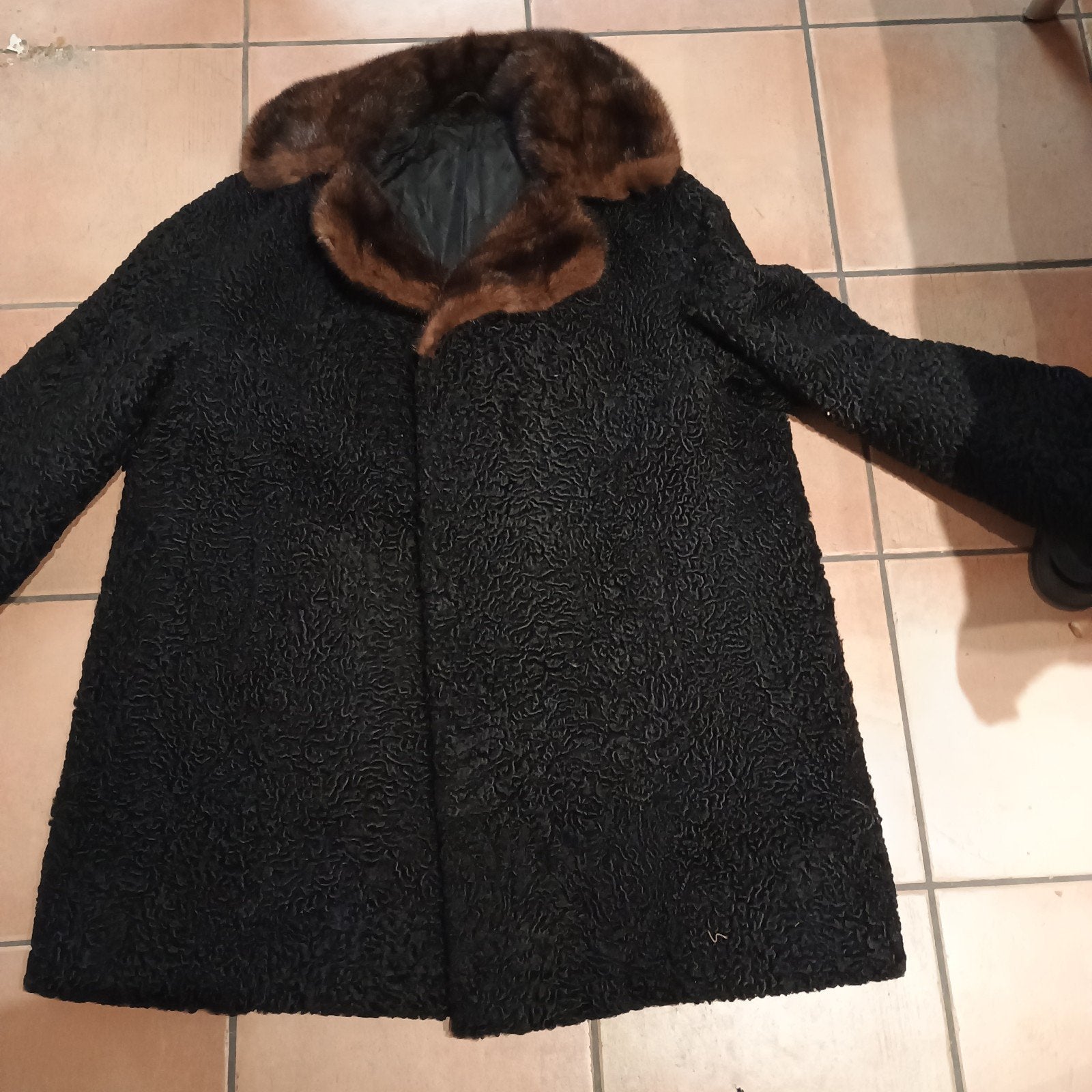 Vintage wollen jas met bontkraag, Maat 38/40 (M), Zwart, Ophalen of Verzenden, Gedragen
