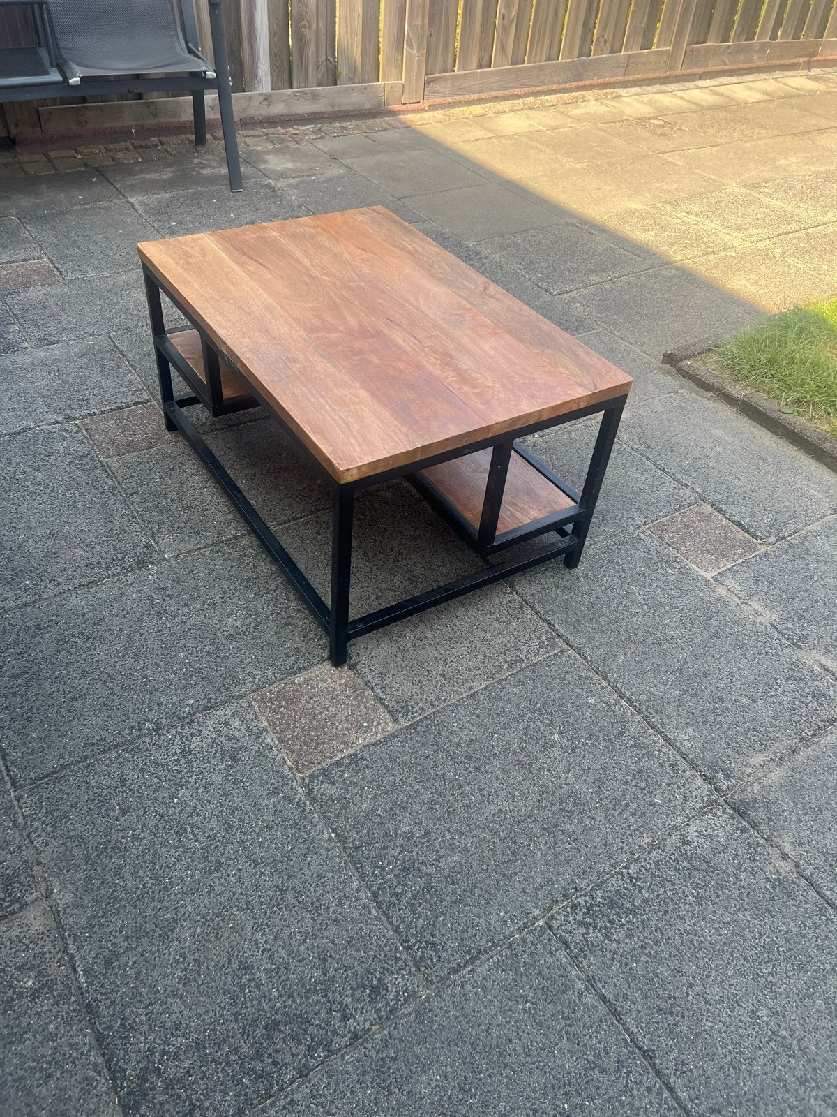 Salontafel met houten blad en metalen frame, Huis en Inrichting, Tafels | Salontafels, Ophalen, Gebruikt, 100 tot 150 cm, 50 tot 100 cm