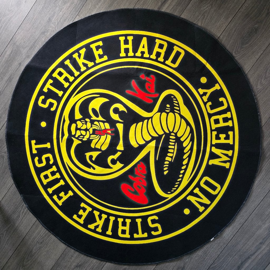 Tapijt cobra kai motief 120x120, Ophalen, Zo goed als nieuw