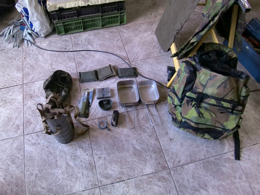 militaire spullen vliegbasis Gilze rijen 2005, Verzamelen, Ophalen of Verzenden, Landmacht, Nederland, Kleding of Schoenen