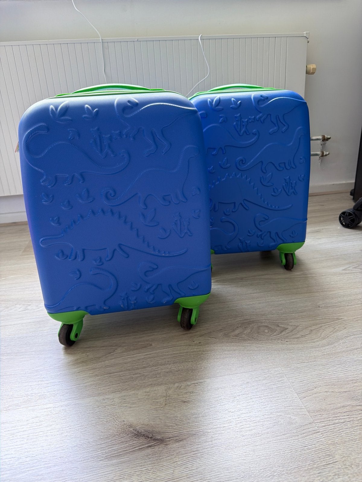 2x Kinderkoffer Blauw met Dinosaurusprint en Wieltjes, Ophalen, Gebruikt, Hard kunststof, Minder dan 50 cm