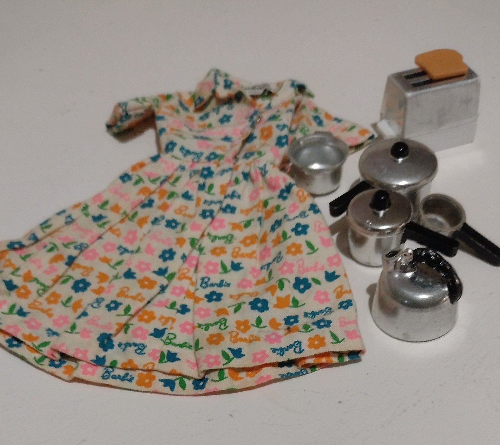 vinted Barbie jurkje met accessoires, Ophalen of Verzenden, Zo goed als nieuw, Kleertjes