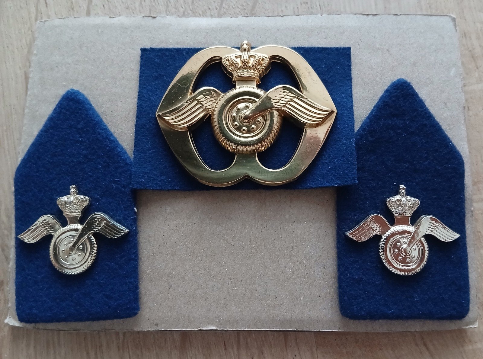 kraagspiegels en baretembleem  ; A.A.T, Ophalen of Verzenden, Landmacht, Nederland, Embleem of Badge