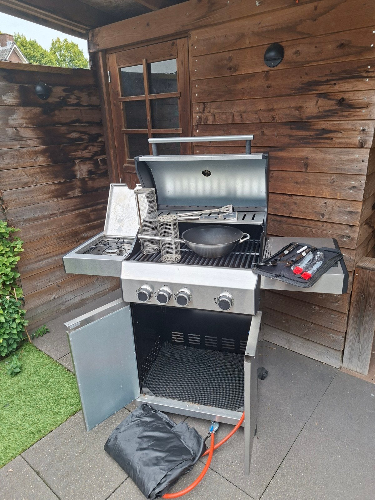 Foto 4 van BBQ Central Park & Friends gasbarbecue met wokbrander