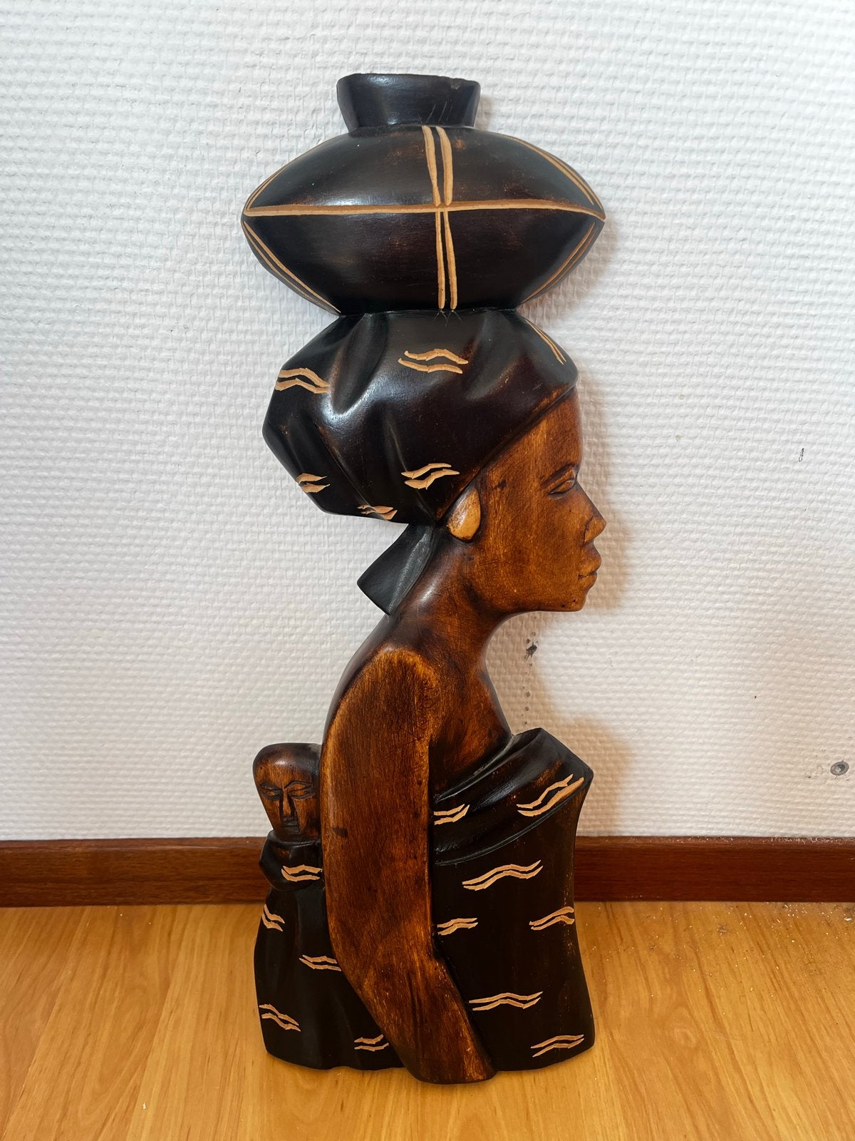 Houten Afrikaans Beeld: Vrouw met Kind en Waterkruik, Ophalen, Handgemaakt, 20 - 50 cm, Beeld