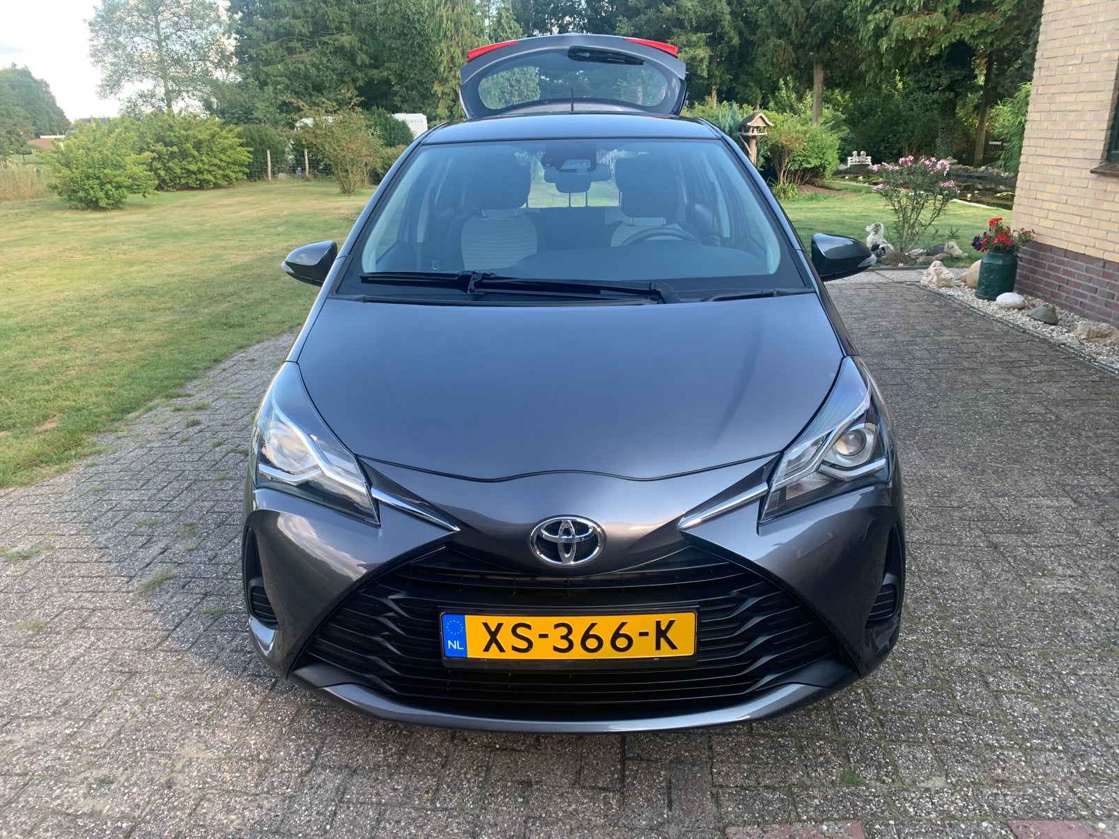 Toyota Yaris 1.5 Vvt-i 111pk 5D 2019 Grijs, Auto's, Voorwielaandrijving, Stof, 40 €/maand, 4 cilinders