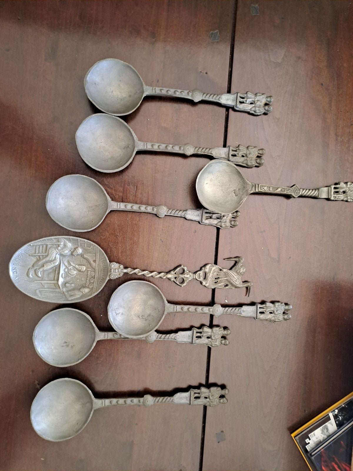 Set van 7 antieke tinnen lepels met gedetailleerde hand, Ophalen