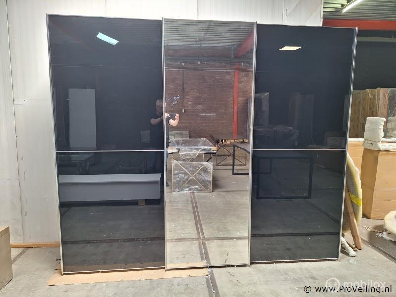 Online Veiling: Kledingkast